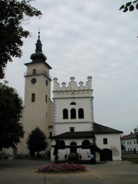 Farský kostol so zvonicou