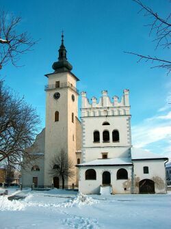 Rímskokatolícky farský kostol s renesančnou zvonicou