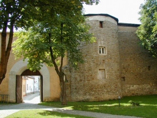 Pôvodné mestské opevnenie z dvora kláštora
