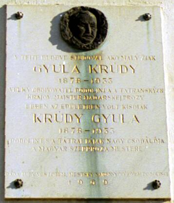 Pamätná tabuľa na stene kláštora venovaná pamiatke Gyula Krúdyho