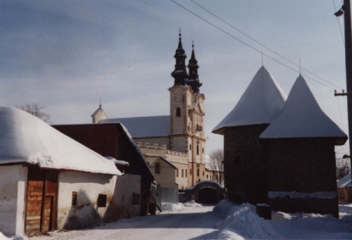 Kláštor piaristov s baštami v popredi