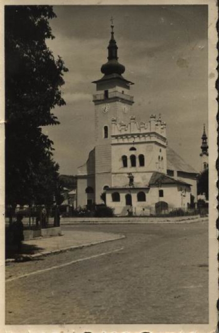 Kostol so zvonicou - stará cesta z kamenných kociek