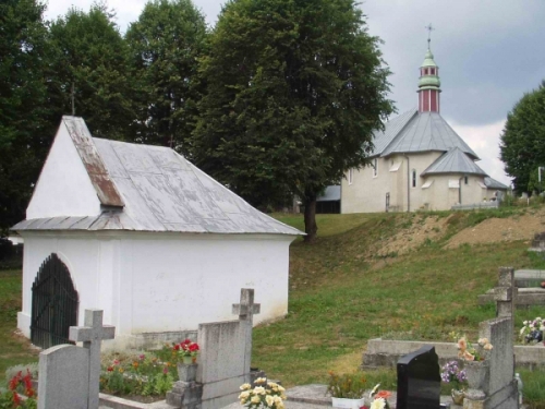 Kostol sv.Anny s kaplnkou v popredí