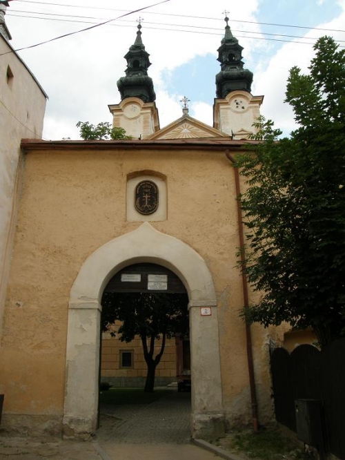 Vstupná brána do kláštora piaristov 
