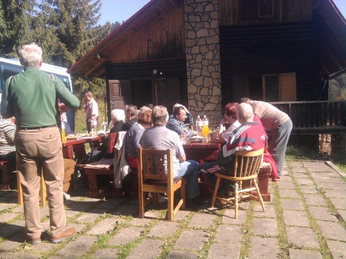 Posedenie pri guľáši - dôchodcovia