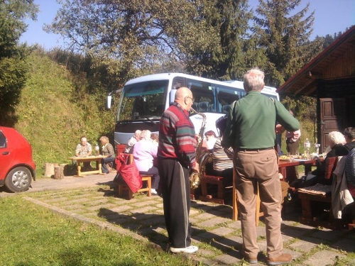 Posedenie pri guľáši - dôchodcovia