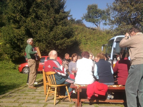 Posedenie pri guľáši - dôchodcovia