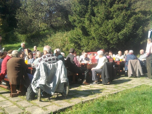 Posedenie pri guľáši - dôchodcovia