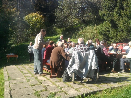 Posedenie pri guľáši - dôchodcovia
