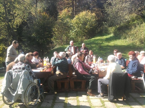 Posedenie pri guľáši - dôchodcovia