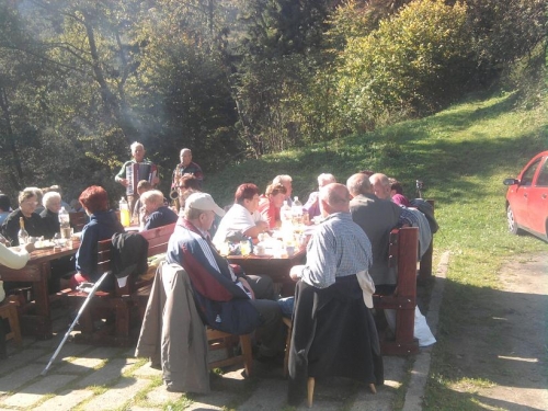 Posedenie pri guľáši - dôchodcovia