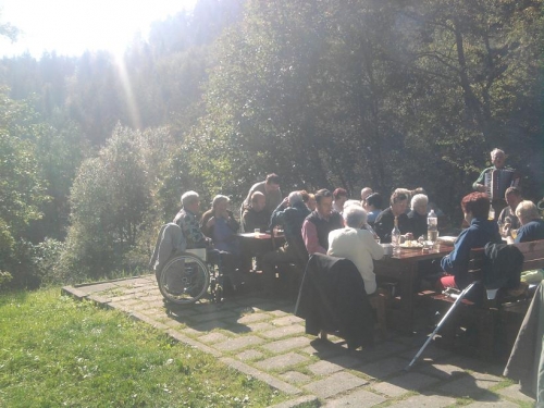 Posedenie pri guľáši - dôchodcovia
