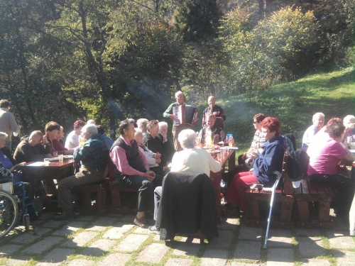Posedenie pri guľáši - dôchodcovia