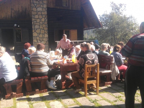 Posedenie pri guľáši - dôchodcovia