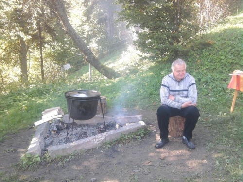 Posedenie pri guľáši - dôchodcovia