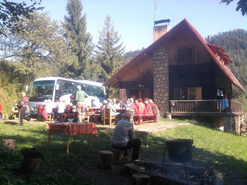 Posedenie pri guľáši - dôchodcovia