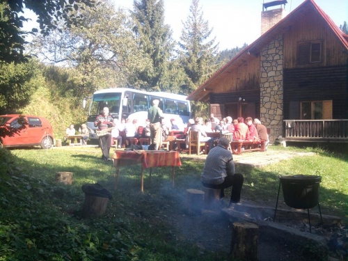 Posedenie pri guľáši - dôchodcovia