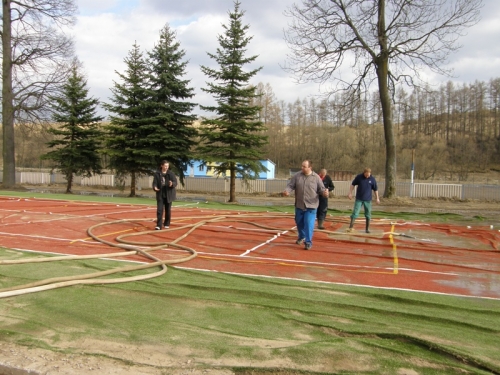Pomoc pri obnove mutifunkčného ihriska po povodni - 2011