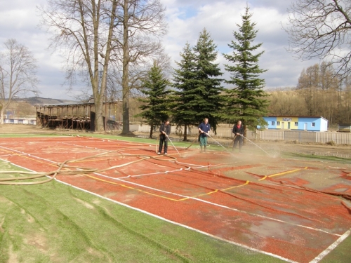 Pomoc pri obnove mutifunkčného ihriska po povodni - 2011