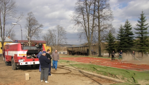 Pomoc pri obnove mutifunkčného ihriska po povodni - 2011