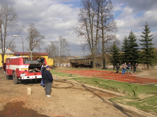 Pomoc pri obnove mutifunkčného ihriska po povodni - 2011