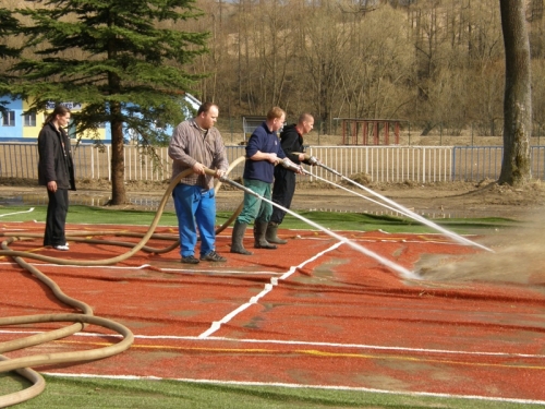 Pomoc pri obnove mutifunkčného ihriska po povodni - 2011