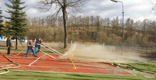 Pomoc pri obnove mutifunkčného ihriska po povodni - 2011