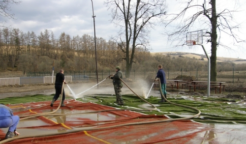 Pomoc pri obnove mutifunkčného ihriska po povodni - 2011