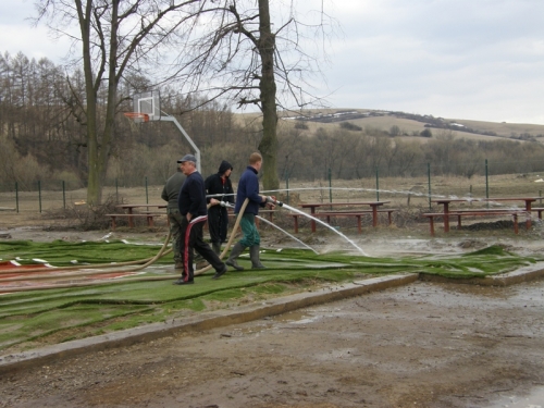 Pomoc pri obnove mutifunkčného ihriska po povodni - 2011