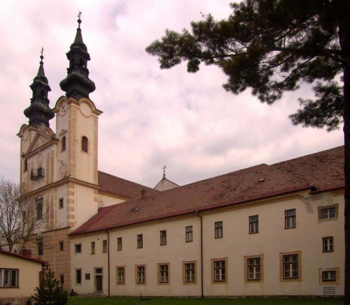 Kláštor z nádvoria