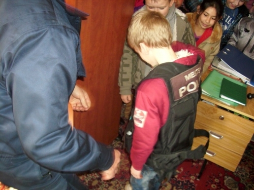 Deti na návšteve u mestských policajtov