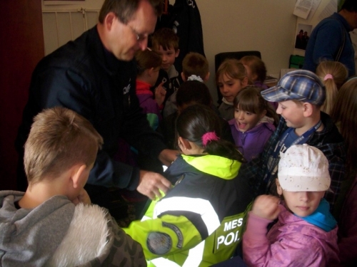 Deti na návšteve u mestských policajtov