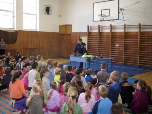 Mestský policajti prednášali v základnej škole