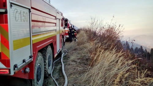 Hasenie požiaru lesa nad obcou Ihľany