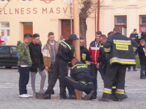 Stavanie mája 2016