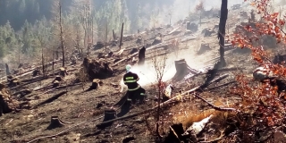 Hasenie požiaru lesa nad obcou Ihľany