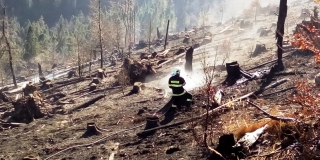 Hasenie požiaru lesa nad obcou Ihľany