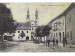 Časť námestia - v pozadí kláštor piaristov