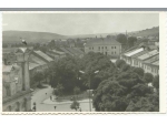 V pozadí mestský dom