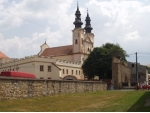 Kláštor s časťou hradieb