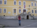 Zuzana pred budovou MsÚ