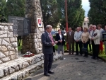 Kladenie vencov pri pomníku na Námestí Mariánskom v Podolínci