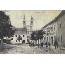 Časť námestia - v pozadí kláštor piaristov