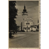 Kostol so zvonicou - stará cesta z kamenných kociek